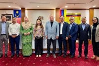 Hannah (empat dari kiri) menerima kunjungan hormat Mohamed Salim (tengah) ke pejabatnya pada Isnin. Foto: FB Hannah Yeoh 