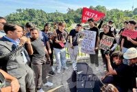 Adam Adli menyampaikan ucapan selepas menerima memorandum daripada peserta demonstrasi di hadapan bangunan Parlimen.