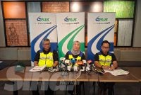 Nik Airina (tengah) ketika mengadakan sidang media di Restoran Jejantas Sungai Buloh pada Isnin.