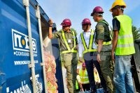 Mohd Dusuki (dua dari kiri) meninjau proses pemeriksaan kontena di Pelabuhan Barat, Pelabuhan Klang pada Isnin. Foto Sinar Harian/Asril Aswandi Shukor