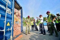 Mohd Shuhaily (kiri) mendengar taklimat daripada Mohd Dusuki (dua dari kanan) semasa lawatannya di Pelabuhan Barat, Pelabuhan Klang pada Rabu. Foto SINAR HARIAN-ASRIL ASWANDI SHUKOR