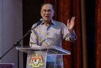 Perdana Menteri Datuk Seri Anwar Ibrahim menyampaikan ucapan pada Majlis Makan Malam Dialog Antarabangsa Sastera dan Budaya Selangor 2026 di Dewan Pro Canselor Universiti Selangor malam ini. Foto Bernama