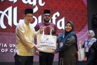 Majlis berkenaan disempurnakan oleh Tengku Datuk Hishammuddin Zaizi Tengku Bendahara Azman Shah Alhaj (kiri) pada Isnin.