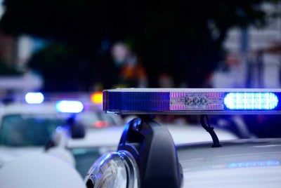 Memang ada undang-undang membenarkan kenderaan memasang siren kecemasan dan lampu beacon, dengan syarat ada kebenaran JPJ. Foto hiasan