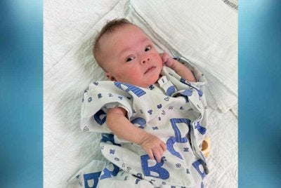 JKM Daerah Seberang Perai Tengah sedang mengesan ibu bapa kandung seorang bayi perempuan yang ditinggalkan di Wad 1, Hospital Seberang Jaya, Pulau Pinang pada Ogos tahun lalu.