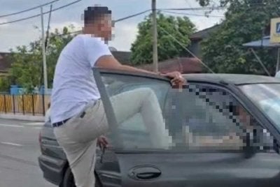 Tangkap layar video tular memaparkan seorang pesara dipukul seorang lelaki selepas terlibat dalam kelamalngan kecil di Pekan Suntex Batu 9 Cheras pada Ahad.