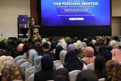Anwar ketika berucap pada Majlis Perjumpaan Perdana Menteri bersama Warga Kementerian Bersempena Perhimpunan Bulanan Kementerian Perpaduan Negara di Putarajaya pada Isnin. FOTO: Bernama
