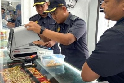 Mohd Mufsi meninjau pemeriksaan menggunakan peralatan pengujian berteknologi XRF di tiga kedai emas pada Ahad.