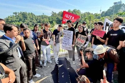 Sekumpulan pelajar mula berarak dari Taman Tugu ke hadapan bangunan Parlimen bagi menuntut pemansuhan Akta Universiti dan Kolej Universiti 1971 (AUKU) pada Isnin. FOTO SINAR HARIAN - ROSLI TALIB