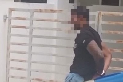 Suspek ditahan polis selepas menceroboh tiga buah rumah di Taman Pagoh Jaya, Pagoh pada Ahad.