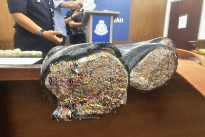 Kabel yang dicuri antara barang yang dirampas polis. 