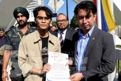 Adam Adli menerima memorandum daripada wakil peserta demonstrasi di hadapan bangunan Parlimen.