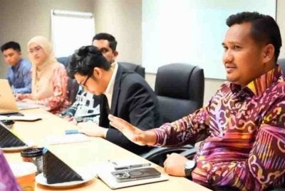 Mohamad Fazli (kanan) semasa Majlis Dialog Johor 2026 di Menara Majlis Bandaraya Johor Bahru, pada Isnin.