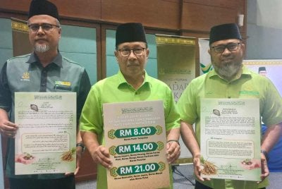 Ahmad Hairi menunjukkan kadar zakat fitrah di Pahang yang ditetapkan pada kadar RM8, RM14 dan RM21 seorang bagi Ramadan tahun ini.