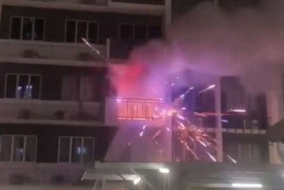 Rakaman video tular memaparkan sebuah unit pangsapuri terbakar di sini pada Ahad.