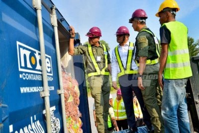 Mohd Dusuki (dua dari kiri) meninjau proses pemeriksaan kontena di Pelabuhan Barat, Pelabuhan Klang pada Isnin. Foto Sinar Harian/Asril Aswandi Shukor