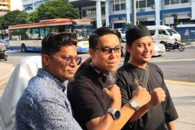 Firdaus Wong (tengah) bersama Zamri (kiri) dan Tamim. - Foto Firdaus Wong