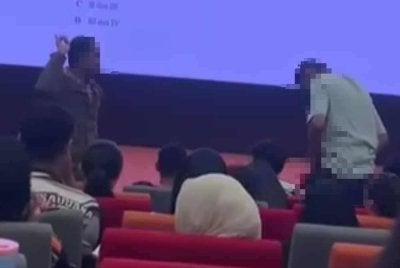 Seorang lelaki ditahan selepas dipercayai melakukan perbuatan tidak senonoh dengan membuka seluar ketika menghadiri seminar Sijil Pelajaran Malaysia (SPM) di sebuah universiti swasta di sini pada Sabtu.