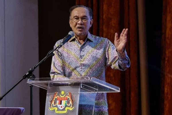 Perdana Menteri Datuk Seri Anwar Ibrahim menyampaikan ucapan pada Majlis Makan Malam Dialog Antarabangsa Sastera dan Budaya Selangor 2026 di Dewan Pro Canselor Universiti Selangor malam ini. Foto Bernama