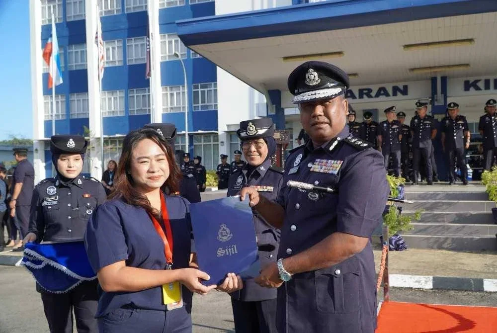 Asyikin Asmin antara lapan petugas media yang menerima sijil penghargaan daripada IPD Kota Kinabalu pada Isnin. 