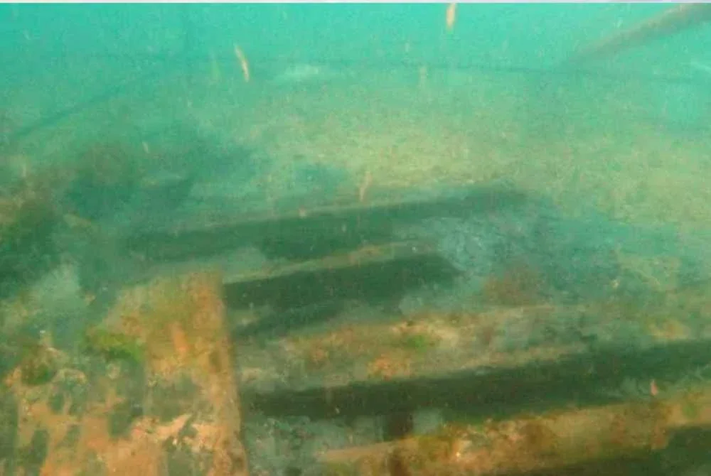 Kerja-kerja pengalihan kapal Swash Channel pada 2013. - Agensi