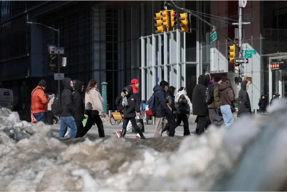 Orang ramai berjalan dalam cuaca sejuk melampau di New York City. - AFP