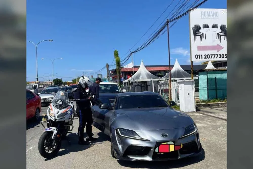 Kenderaan jenis Toyota Supra 3.0L yang disita JPJ. 