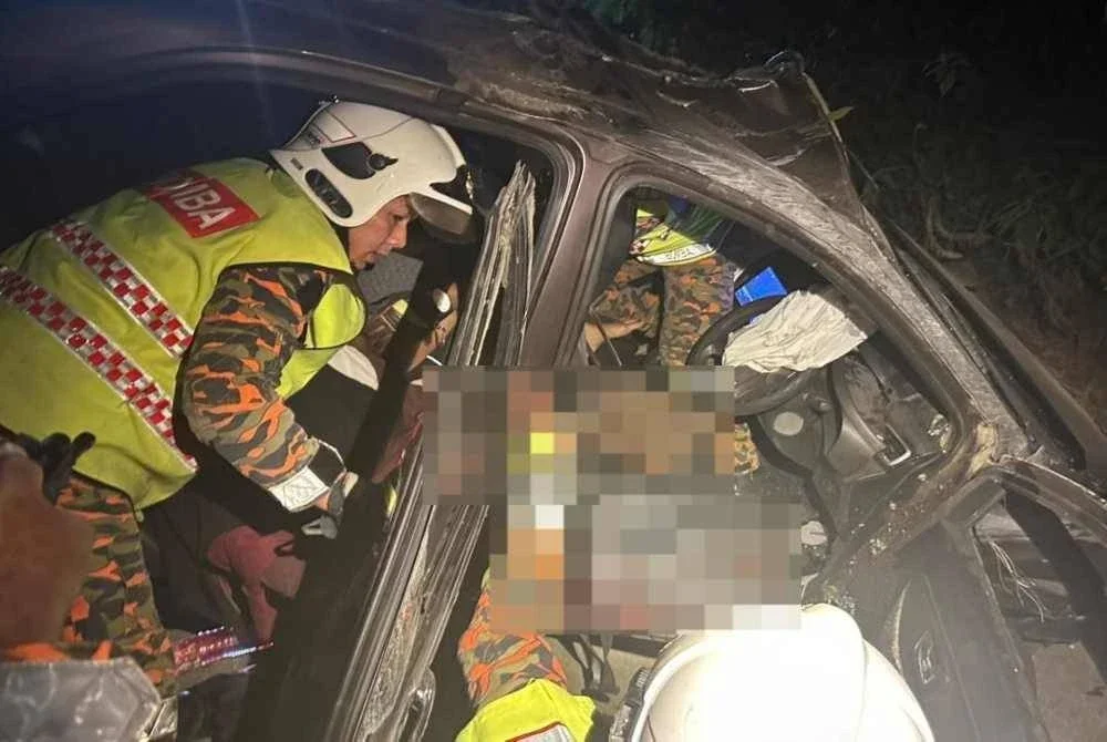 Anggota dari BBP Lenggong mengeluarkan mangsa yang tersepit dalam kejadian kemalangan di Kilometer 32.4, Jalan Kuala Kangsar–Gerik–Pengkalan Hulu, berhampiran stesen minyak Petronas Lenggong awal pagi Selasa.