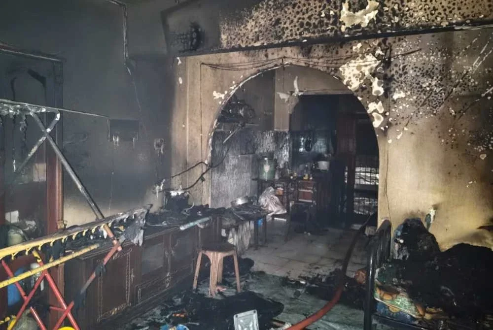 Seorang lelaki dan seorang wanita maut dalam kebakaran di sebuah rumah teres dua tingkat di Taman Damai Jaya, Skudai pada Selasa. Foto: JBPM Johor