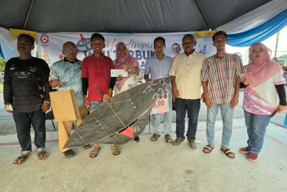 Rukiyah (empat dari kiri) menyampaikan hadiah kepada juara pertandingan.