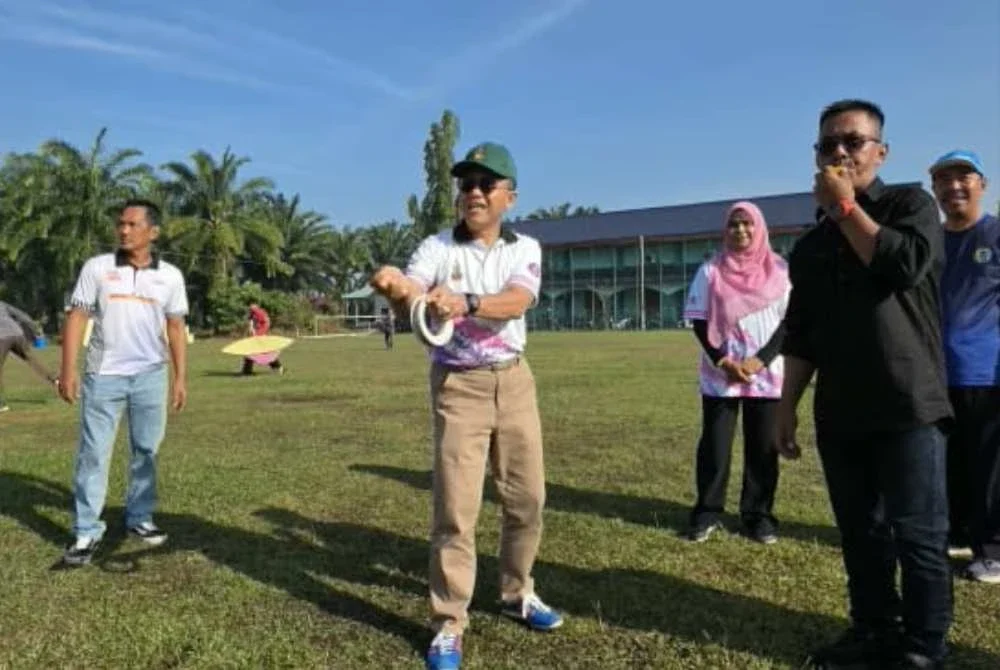 Borhan (dua dari kiri) menyempurnakan gimik perasmian Pertandingan Wau Terbuka Kuala Langat.