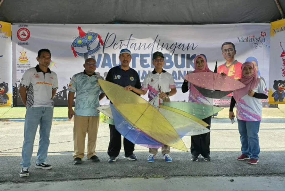 Borhan (tiga dari kanan) merasmikan Pertandingan Wau Terbuka Kuala Langat pada Sabtu.