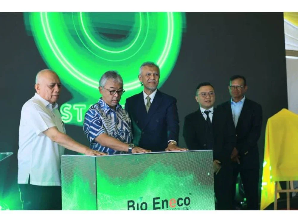 Sultan Pahang, Al-Sultan Abdullah Ri’ayatuddin Al-Mustafa Billah Shah (dua, kiri) menyempurnakan gimik pembukaan kilang Bio Eneco Sdn. Bhd. di Gebeng, Kuantan.