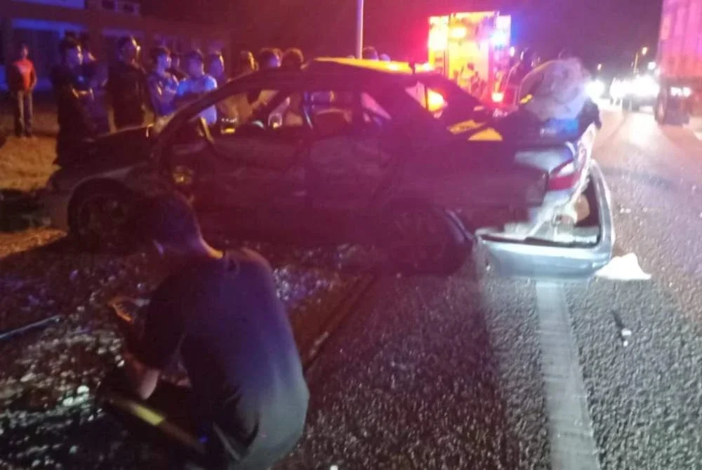 Seorang wanita yang dipercayai hamil pada peringkat awal kandungan maut selepas tersepit dalam kemalangan jalan raya membabitkan dua kenderaan di Banggol Petai pada Selasa.