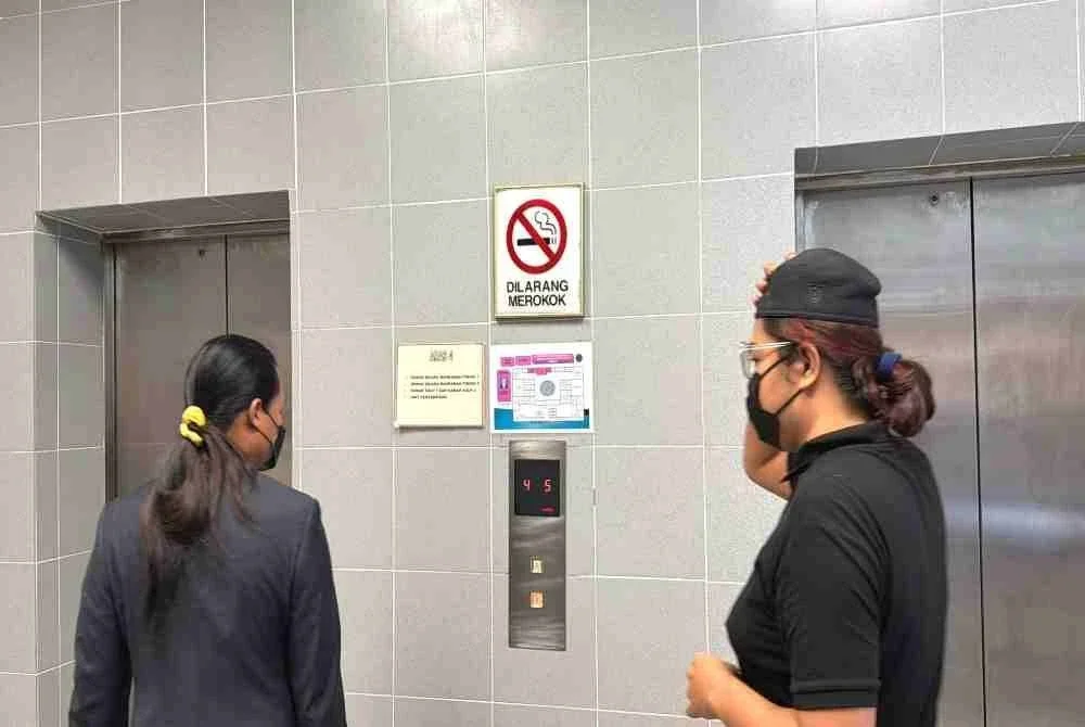 Tertuduh (kanan) ketika dihadapkan di Mahkamah Tinggi Syariah Terengganu di Kuala Terengganu pada Selasa atas dakwaan berpakaian dan berlagak seperti wanita di sebuah pusat beli-belah, pada Mei tahun lalu.