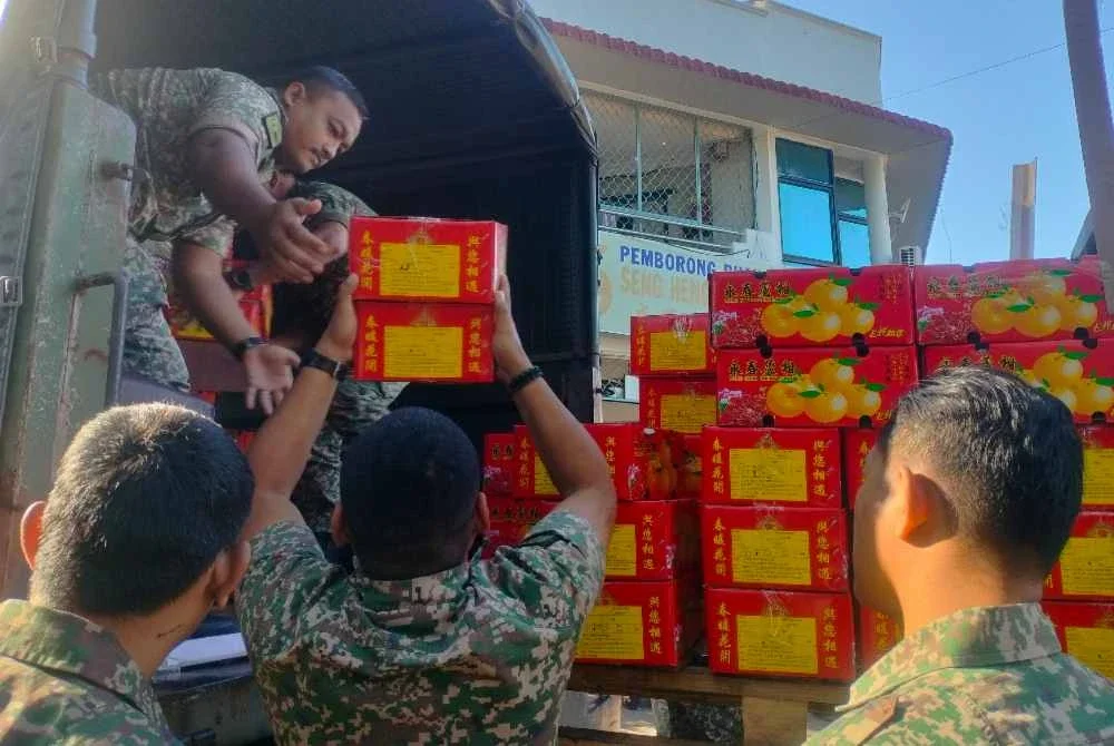 Sebanyak 1,060 kotak limau diagihkan kepada askar wataniah.