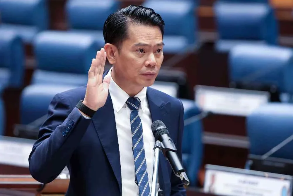 Mohd Ismail mengangkat sumpah Ahli Dewan Undangan Negeri (ADUN) Sabah hari ini. Foto Bernama