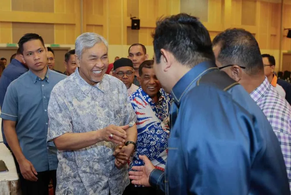 Ahmad Zahid (dua dari kiri) bersalaman bersama ahli pemukiman yang hadir pada Pemukiman Kementerian Kemajuan Desa dan Wilayah (KKDW) dan Syarikat Milikan Agensi di Kuala Nerus hari ini. Foto Bernama