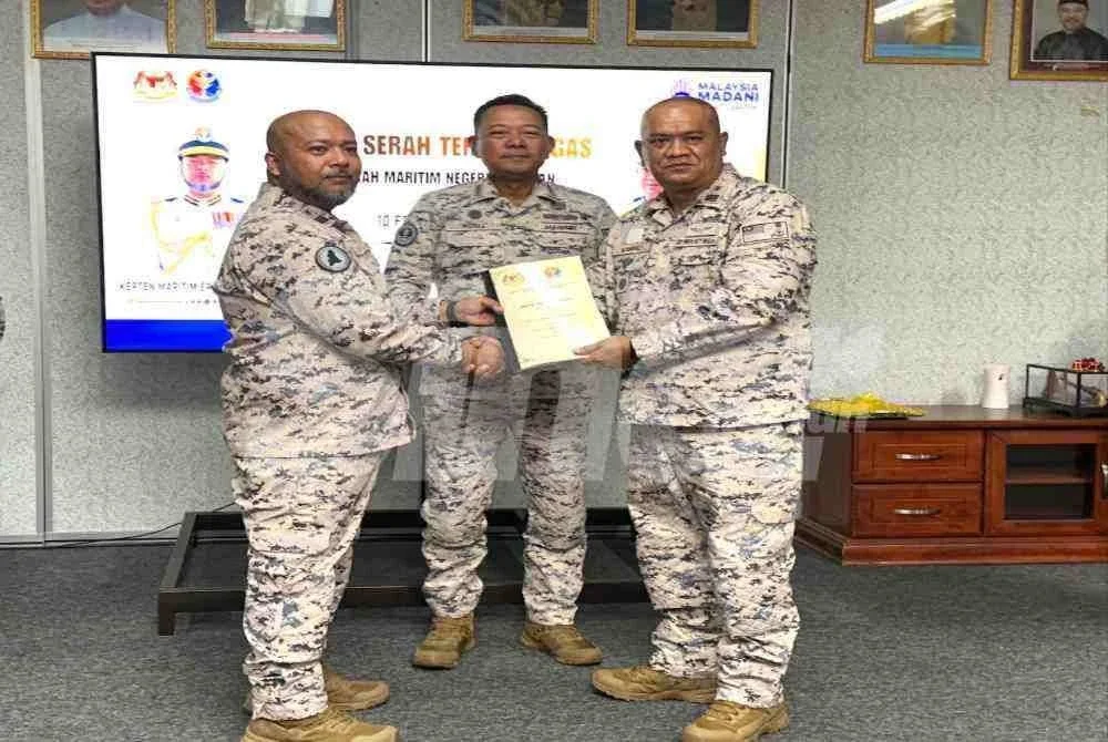 Mohd Rosli (tengah) menyaksikan simbolik serah terima tugas Pengarah Maritim Malaysia negeri Kelantan.
