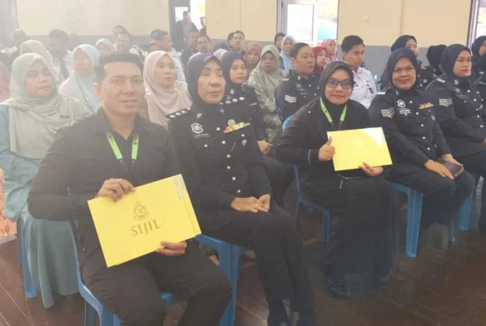 Antara tiga kakitangan Tabung Haji yang turut menerima surat penghargaan daripada PDRM yang diserahkan oleh Superintenden Sharudin Abdul Wahab pada Majlis Perhimpunan Bulanan IPD Hulu Terengganu pada Selasa.