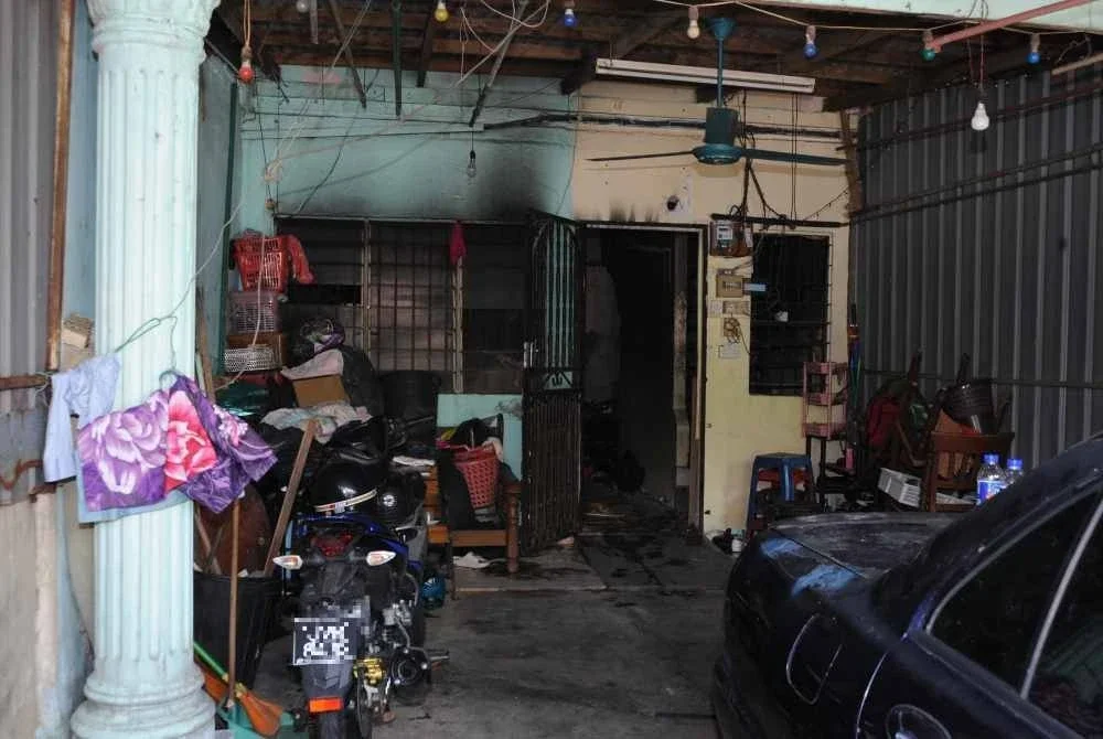 Keadaan sekitar rumah yang musnah terbakar di Taman Damai Jaya Skudai.