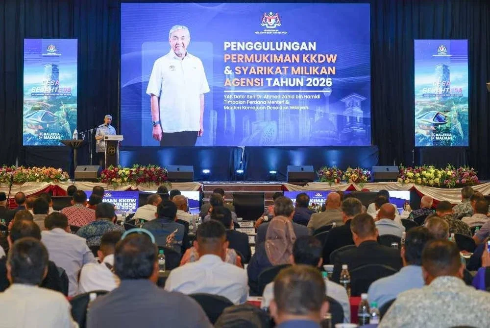 Timbalan Perdana Menteri, Datuk Seri Dr Ahmad Zahid Hamidi berucap pada sesi penggulungan Pemukiman Kementerian Kemajuan Desa dan Wilayah (KKDW) dan Syarikat Milikan Agensi di sebuah hotel, hari ini. Foto Bernama
