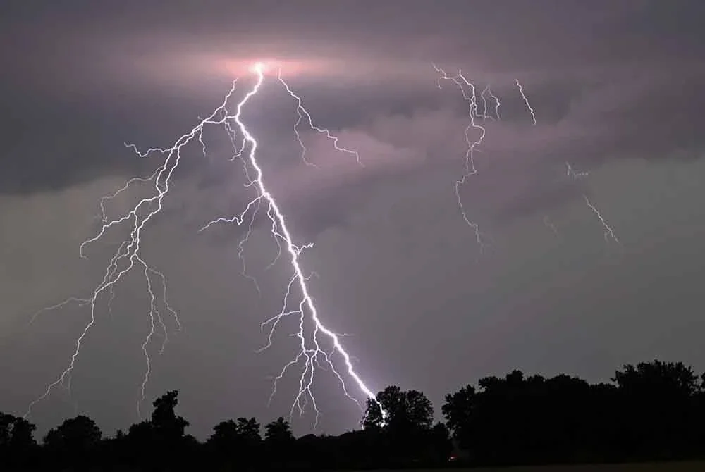 MetMalaysia mengeluarkan amaran ribut petir, hujan lebat dan angin kencang di Sabah dan Sarawak hingga 7 malam ini. Foto hiasan