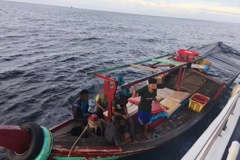 Dua buah vesel Indonesia ditahan dipercayai sedang menjalankan aktiviti menangkap ikan di perairan Malaysia tanpa kebenaran sah.