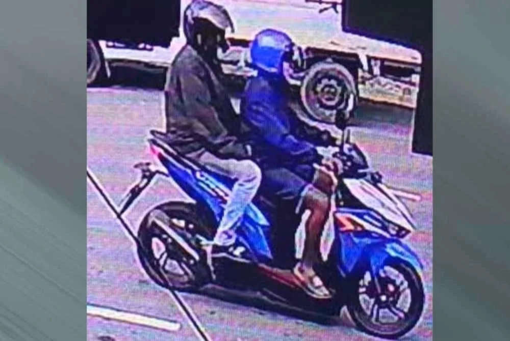 Tangkap layar video CCTV dua suspek melarikan diri dengan menunggang motosikal