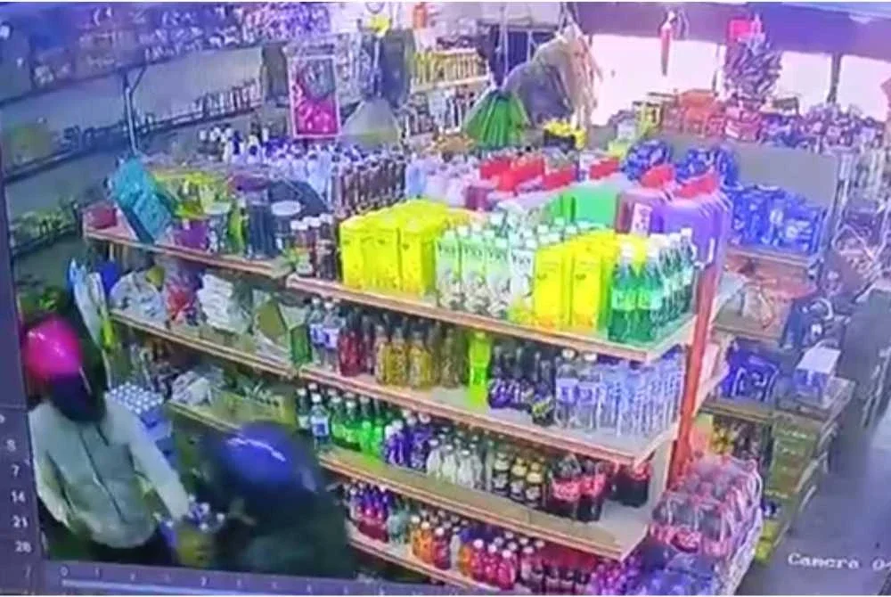 Tangkap layar video CCTV suspek meragut rantai leher mangsa