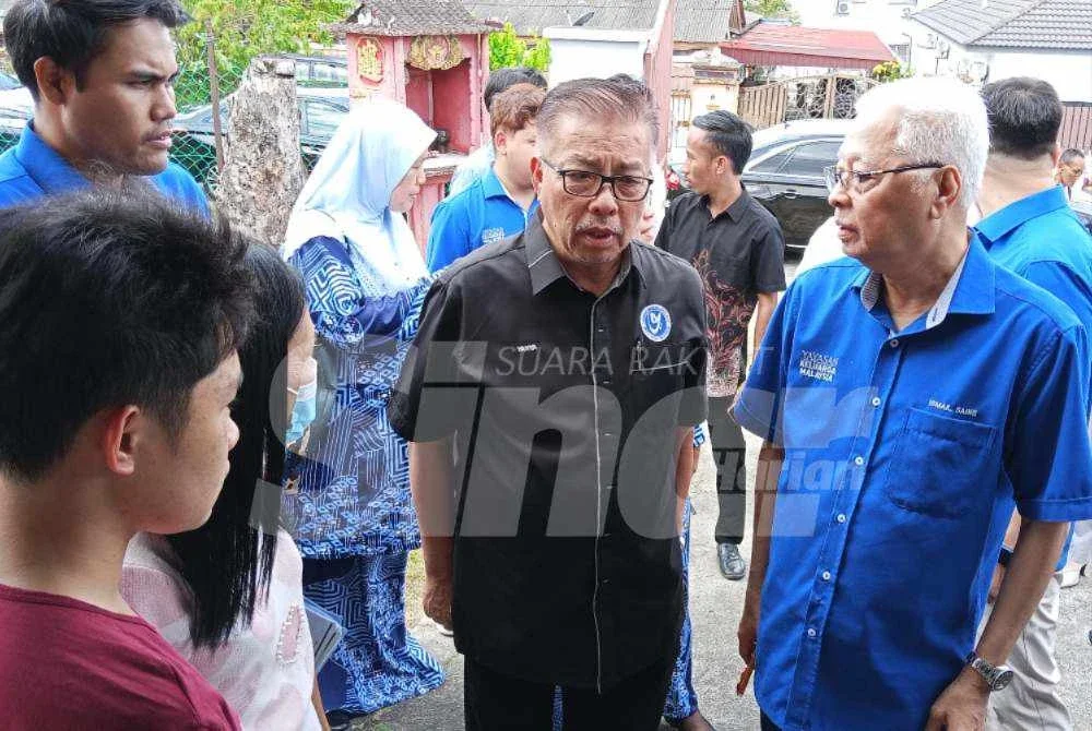 Ismail Sabri (kanan) melakukan ziarah kasih dan menyampaikan sumbangan Tahun Baru Cina di Jalan Merak, Larkin Jaya pada Selasa.