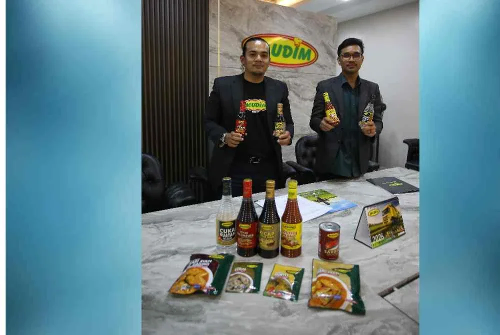 Mohd Izzad Al Syafiq (kiri) dan Pengurus Operasi Mudim, Muhammad Najdi Rodzi menunjukkan antara produk keluaran syarikat tersebut.