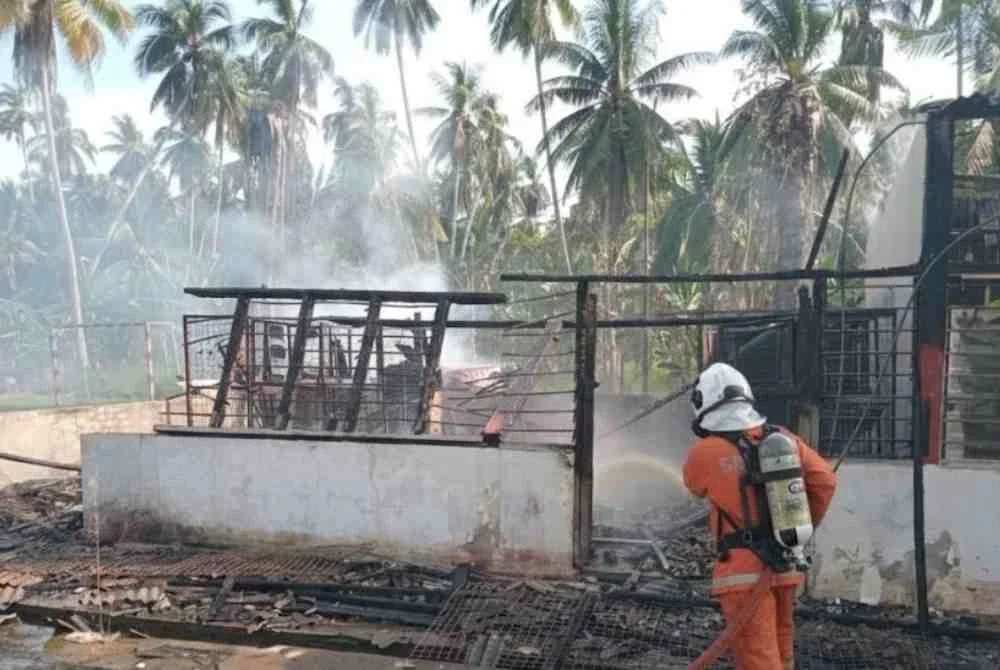 Anggota dari BBP Hutan Melintang memadamkan kebakaran melibatkan tiga bilik di SK Selekoh, pada Selasa.
