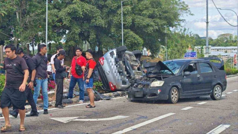 Kemalangan membabitkan Perodua Myvi yang terbabas sebelum merempuh lima kenderaan lain di persimpangan lampu isyarat Padang Jambu pada Selasa
